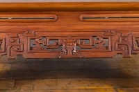 Table basse vintage en bois massif de haute qualité, sculptée et de couleur brune, pour intérieur ou extérieur