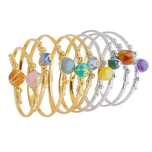 Bracelet tendance avec accents de pierres colorées et design en fil plaqué or et argent, idéal pour la revente - Product Image 2