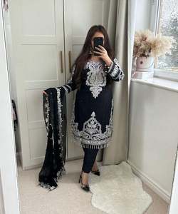 Kurti en coton à usage quotidien avec impression vibrante et patte de boutonnage pour un confort quotidien Vêtements de mariage à fleurs KanjivaramSaree - Product Image 3