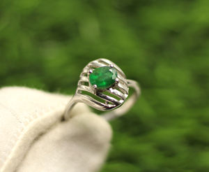 Anillo Unisex Minimalista de Plata de Ley 925 con Esmeralda Natural Engastada en Punta y Baño de Rodio - Product Image 5