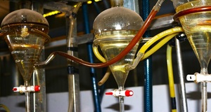 Bonne huile de bois de Oud pure de haute qualité Huile essentielle la plus vendue en vrac Huile de Oud naturelle de qualité supérieure - Product Image 2