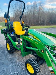 Tractor John Deere 120R 4WD con cargador frontal - Product Image 2