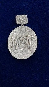 Colgante de Lujo Personalizado con Letra, Plata de Ley 925, Moissanita VVS de Corte Redondo, Estilo Hip Hop, Brillante - Product Image 2