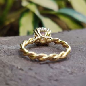 Impresionante anillo de bodas de moissanita con corte de cojín de 1,5 CT con diseño de cuerda retorcida en oro amarillo de 10K para mujer - Product Image 5