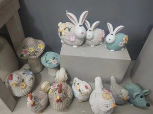 Estatua de Vaca con Textura de Crochet, Estilo Rústico y Moderno, Decoración de Jardín con Corona Floral, Escultura de Resina Hecha a Mano para Patio Exterior - Product Image 5