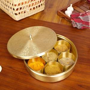 Boîte ronde en laiton poli gravé à la main Bol de rangement et outils d'épices à décor traditionnel unique - Product Image 3