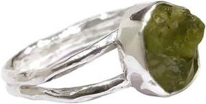 แหวนเงินแท้ 925 ประดับพลอยเพอริดอทธรรมชาติ สำหรับผู้หญิง ดีไซน์แบบตอกลาย  หินประจำเดือนสิงหาคม งานแฮนด์เมด เหมาะสำหรับเป็นของขวัญคริสต์มาส - Product Image 4