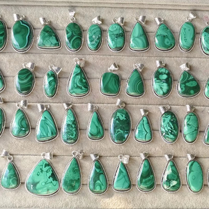 จี้มาลาไคต์ธรรมชาติแท้สำหรับผู้หญิงและผู้ชายสร้อยคอแกะสลักคริสตัลบำบัดสีเขียวเงินแท้จากเยอรมัน - Product Image 4