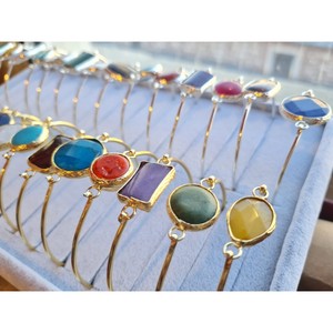 Impresionante Brazalete de Moda Chapado en Oro con Vibrantes Detalles de Piedras Preciosas para Oportunidades de Reventa - Product Image 1