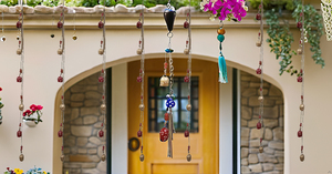 Élégant carillons éoliens en fer à 5 grappes faits à la main, cloches suspendues de balcon rouge doré, ornements de jardin de mariage d'intérieur et d'extérieur - Product Image 5