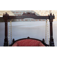 Fauteuil suspendu indien traditionnel en teck massif sculpté à la main, style moderne, avec cadre majestueux à piliers, 3 places, idéal pour hôtels et parcs.