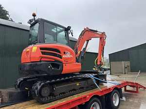 Excavadora compacta Kubota KX057-4 de 5.5 toneladas, con motor diésel, para excavación y apertura de zanjas, disponible para la venta. - Product Image 6