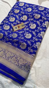 Brokaat Zijden Sari 'S In Blauwe Kleur Met Gouden Rand En Bloempatronen Ideaal Voor Wederverkoop Door Kledingontwerpers En <span class=keywords><strong>Saree</strong></span>-Winkels