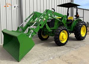 Tractor Compacto John Deere 3038E de 70HP con Tracción en las 4 Ruedas y Transmisión por Engranajes, Cargador Frontal Multifuncional y Retroexcavadora para Granja - Product Image 3