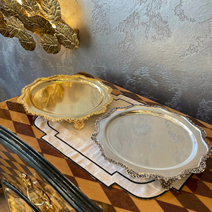 Bandeja de Exhibición Ovalada de Diseño en Oro y Plata con Borde Ornamentado, Ideal para Decoración de Comedor de Lujo y Celebraciones - Product Image 1