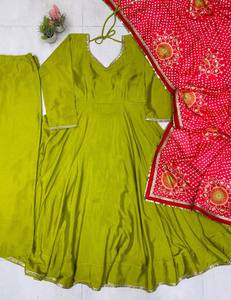 Robe décontractée réversible en mousseline de soie élégante de créateur avec bordure en dentelle, ensemble trois pièces comprenant un dupatta imprimé Bandhani pour les fêtes - Product Image 3