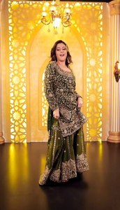 Ensemble haut, bas et dupatta en soie GMY, design moderne, entièrement cousu, avec broderie lourde de sequins de 3 mm, prêt à porter pour les fêtes - Product Image 5
