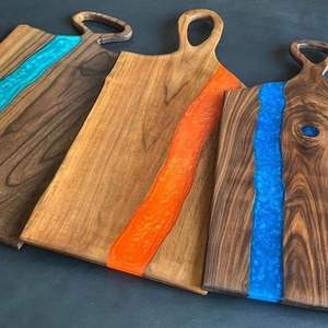 Tabla de Cortar Redonda Multicolor de Madera y Resina, 1.5 cm de Grosor, Duradera, Fácil de Limpiar, Craft Valley - Product Image 1