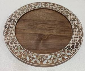 Placa de cargador con incrustaciones de hueso de madera hecha a mano de Acube Industries para decoración de mesa - Product Image 4