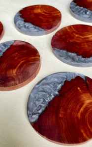 Posavasos de Madera de Resina Hechos a Mano con Madera de Acacia Maciza y Madera de Mango que Ofrecen Patrones de Grano Únicos - Product Image 4