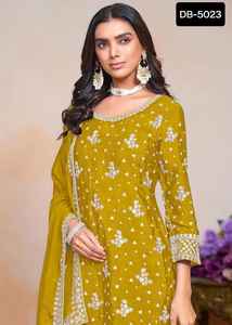 Chinon ethnique indien avec broderie séquence travail Salwar Kameez costume avec intérieur en soie de merde avec bordure en dentelle lourde Dupatta - Product Image 2