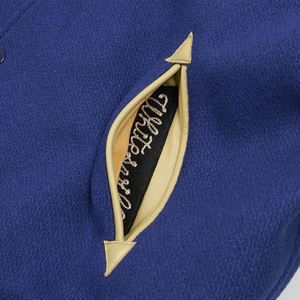 Veste de style universitaire pour homme, bleu royal et crème, manches en cuir, doublure matelassée, détail de poche à pointe de flèche, streetwear urbain - Product Image 3