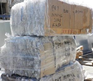 Copos de chatarra de PET puro: plástico reciclado limpio y de alta calidad para uso industrial - Product Image 4