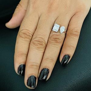 Anillo de compromiso de diamante de moissanita de pera y esmeralda de oro macizo de 14 quilates Toi Et Moi, anillo de diamante de moissanita de corte de pera y Esmeralda - Product Image 3