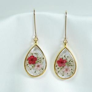 Boucles d'oreilles élégantes en résine avec perle et touche dorée Boucles d'oreilles en résine faites à la main avec boucles d'oreilles en résine d'art botanique - Product Image 1