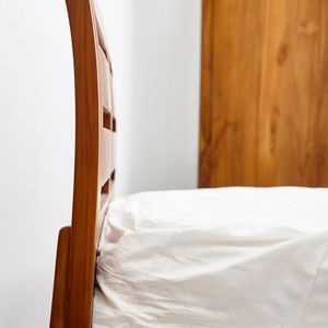 Cama de tamaño Queen de teca minimalista europea moderna de estilo nórdico con patas cónicas de madera maciza para dormitorio u hotel - Product Image 4
