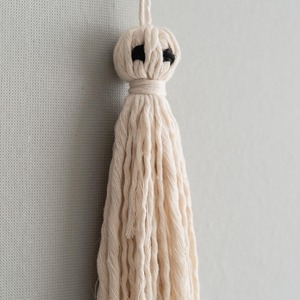 Tapiz de Macramé Blanco Fantasma para Decoración de Fiestas Temáticas Creativas y Decoración de Habitaciones, Hecho a Mano en India - Product Image 5