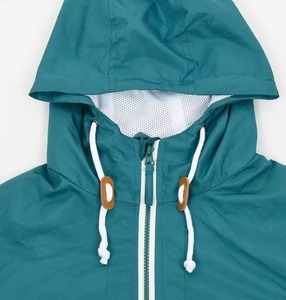 Chaquetas de lluvia impermeables con cremallera para hombre con capucha de color liso en talla grande Chaquetas de lluvia de tela suave Chaquetas de lluvia de alta calidad para hombre - Product Image 4