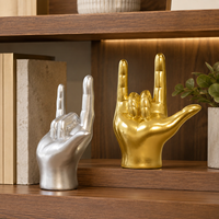 Zeitgenössische Handgefertigte Handbemalte Skulpturen Unregelmäßige Form Gesten-Statue LOVE Frieden Pose Harz-Modell Ornamente Engel-Thema