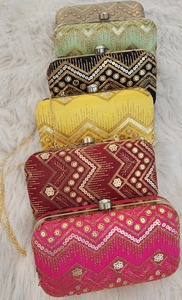 Pochette en métal faite à la main pour les occasions festives-mariages indiens Nouvel An Mehendi Sangeet Saint Valentin Halloween Graduation - Product Image 2