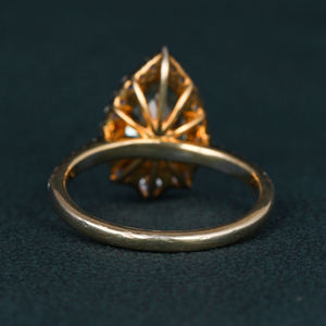 Anillo de Compromiso de Oro de 18KT Elegante para Mujer, Diamante de Corte de Pera Azul Clásico con Ajuste de Halo, Diamante Creado en Laboratorio, Certificado IGI - Product Image 4