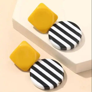 Pendiente de moda de madera de acacia con resina para uso diario de fiesta Función de boda con pendientes de moda elegantes de alta calidad - Product Image 1