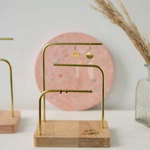 Grand support organisateur de bijoux idéal pour afficher des colliers et des bracelets de déclaration avec un attrait esthétique moderne - Product Image 5