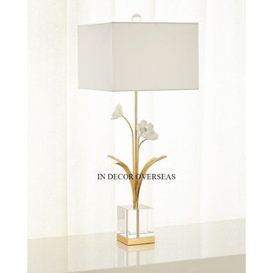 Diseñador floral Aspecto elegante Color blanco y dorado Hogar de lujo y mesa de hotel y lámparas decorativas de piso para sala de estar y dormitorio - Product Image 1