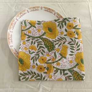 Serviettes en coton imprimées à la main avec des motifs floraux indiens jaunes et verts, tailles personnalisées pour les mariages, fabrication artisanale, écologiques et biologiques pour la maison - Product Image 3