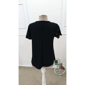 Blusa de Mujer de Manga Corta con Cuello en V, Botones al Frente y Detalle de Encaje, 32296 - Negro - Product Image 5
