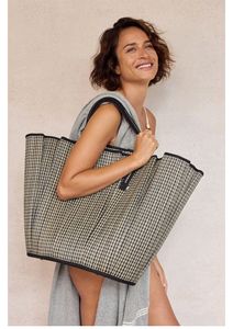 Sac de plage en tissu tissé géométrique avec texture pied-de-poule en polypropylène beige noir réutilisable pour le transport quotidien - Product Image 2