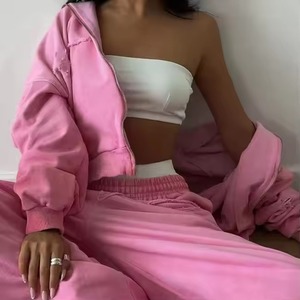ชุดเซ็ตเสื้อฮู้ดซิปแต่งขาดๆ สีชมพู พร้อมกางเกงจ็อกเกอร์ผ้าฝ้าย 100% เป็นมิตรกับสิ่งแวดล้อม สำหรับผู้หญิง เหมาะสำหรับออกกำลังกายในฤดูหนาว พร้อมโลโก้แบบกำหนดเอง - Product Image 2