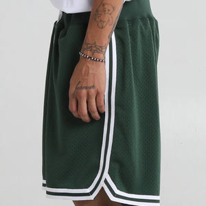 Ensemble de maillot et short de basketball personnalisé par sublimation, respirant, séchage rapide, durable, 100% polyester, antidérapant, léger - Product Image 3