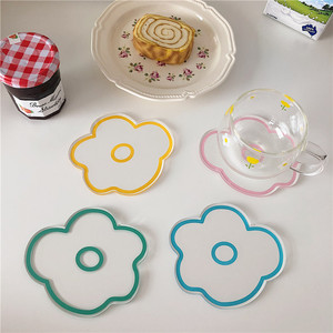 Encantador posavasos modelo de flores acrílicas con delicado diseño floral que agrega un toque de elegancia y belleza inspirada en la naturaleza - Product Image 3