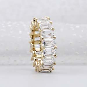 Bague éternelle en or jaune et blanc avec diamants taille émeraude, entièrement sertie de diamants - Product Image 2