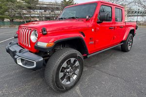 Jeep Gladiator Overland 4x4 V6 2020 d'occasion en excellent état, transmission intégrale, rouge Firecracker, principalement utilisé en climat chaud - Product Image 1