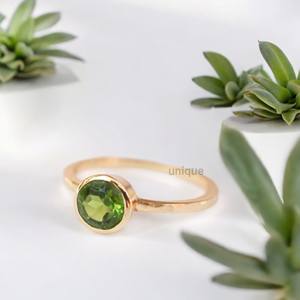Bague en argent sterling 925 plaqué or avec péridot naturel, faite à la main, sertie clos, style bohème, pour fiançailles - Product Image 3