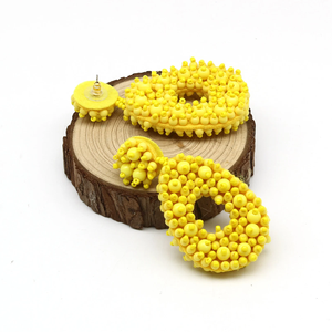 Boucles d'oreilles pendantes classiques tendance en perles jaunes brodées, bijoux faits à la main pour femme, accessoire de déclaration pour soirée - Product Image 3