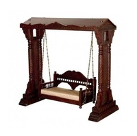 Balançoire en bois de designer de qualité supérieure avec détails sculptés et siège rembourré idéal pour la détente sur le balcon, le patio ou le jardin