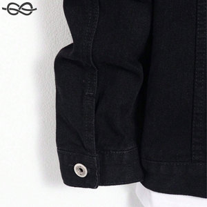 Veste en jean à détails patchés pour hommes Veste noire en coton foncé avec fermeture à boutons de style rappeur et poches plaquées - Product Image 5